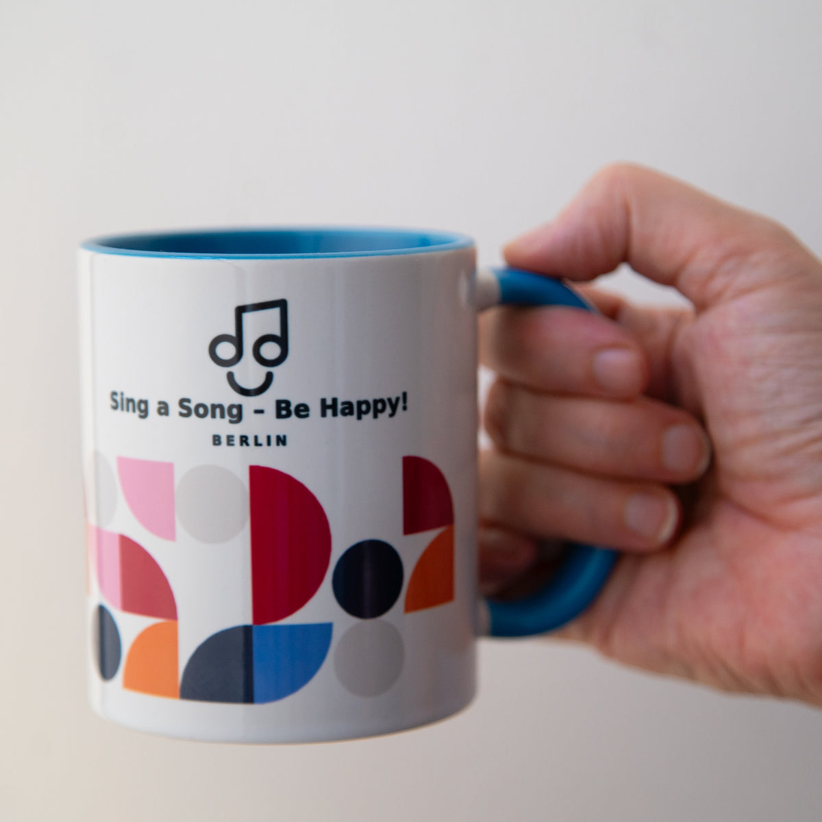 Sing a Song – Be Happy! Tasse mit farbiger Innenseite