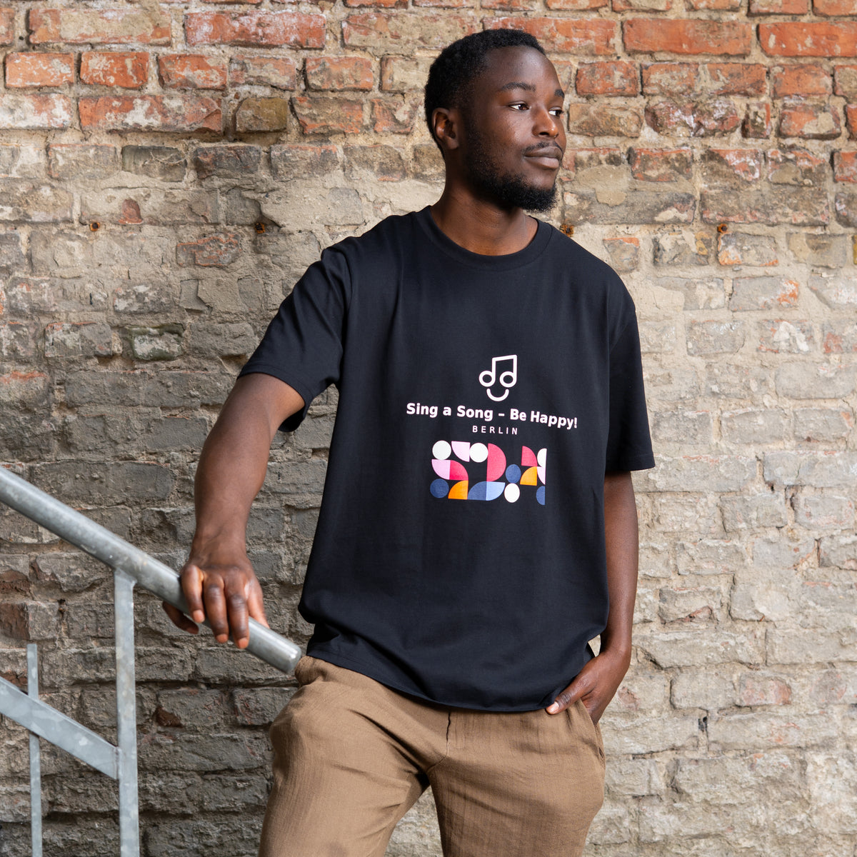Sing a Song – Be Happy! T-Shirt Unisex Oversized Schwarz