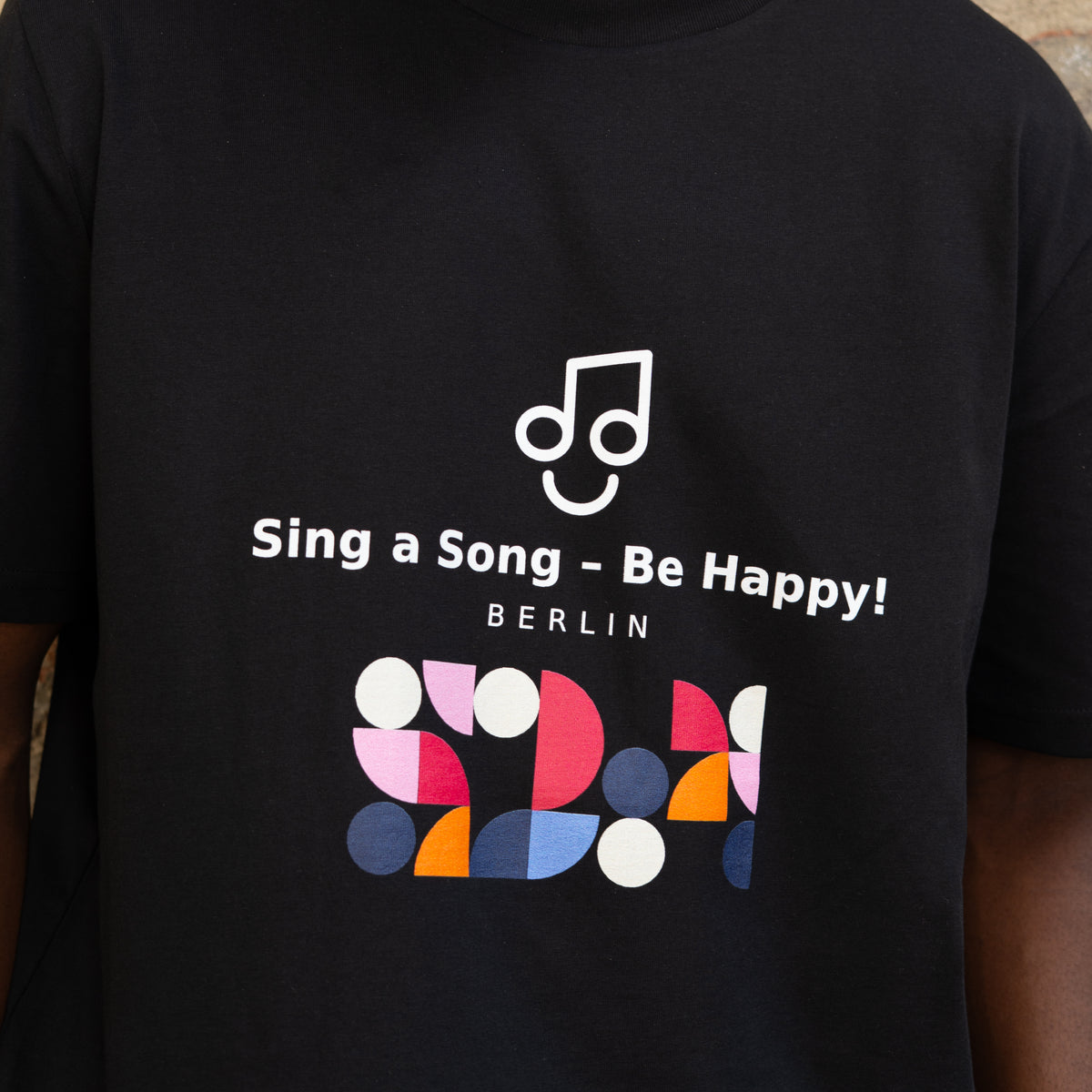 Sing a Song – Be Happy! T-Shirt Unisex Oversized Schwarz