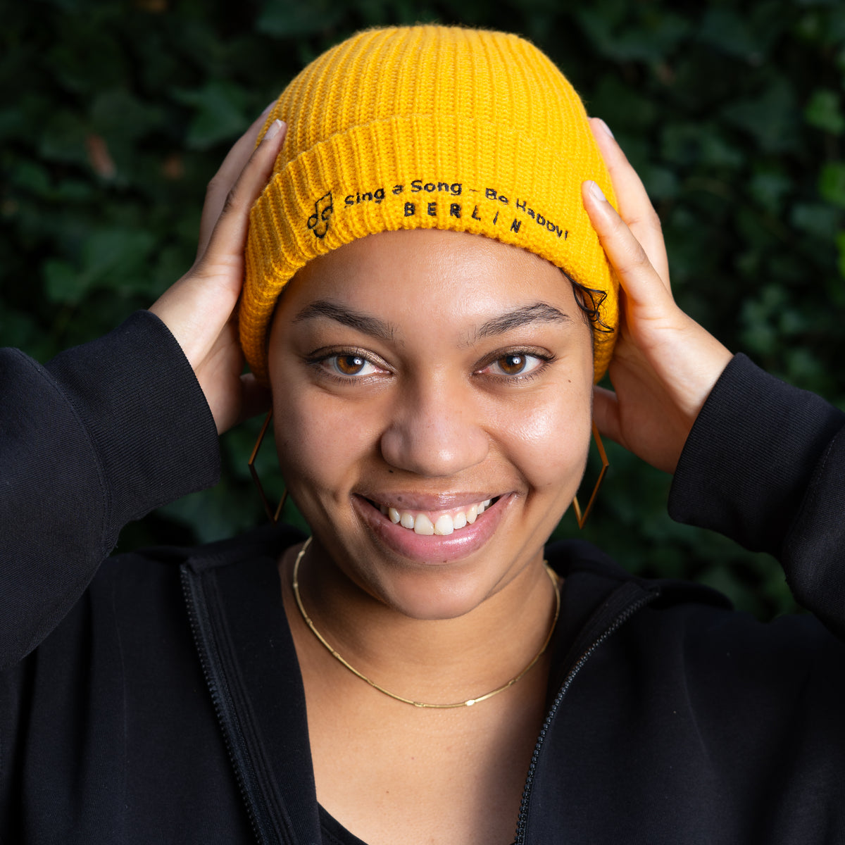 Sing a Song – Be Happy! Beanie Goldgelb