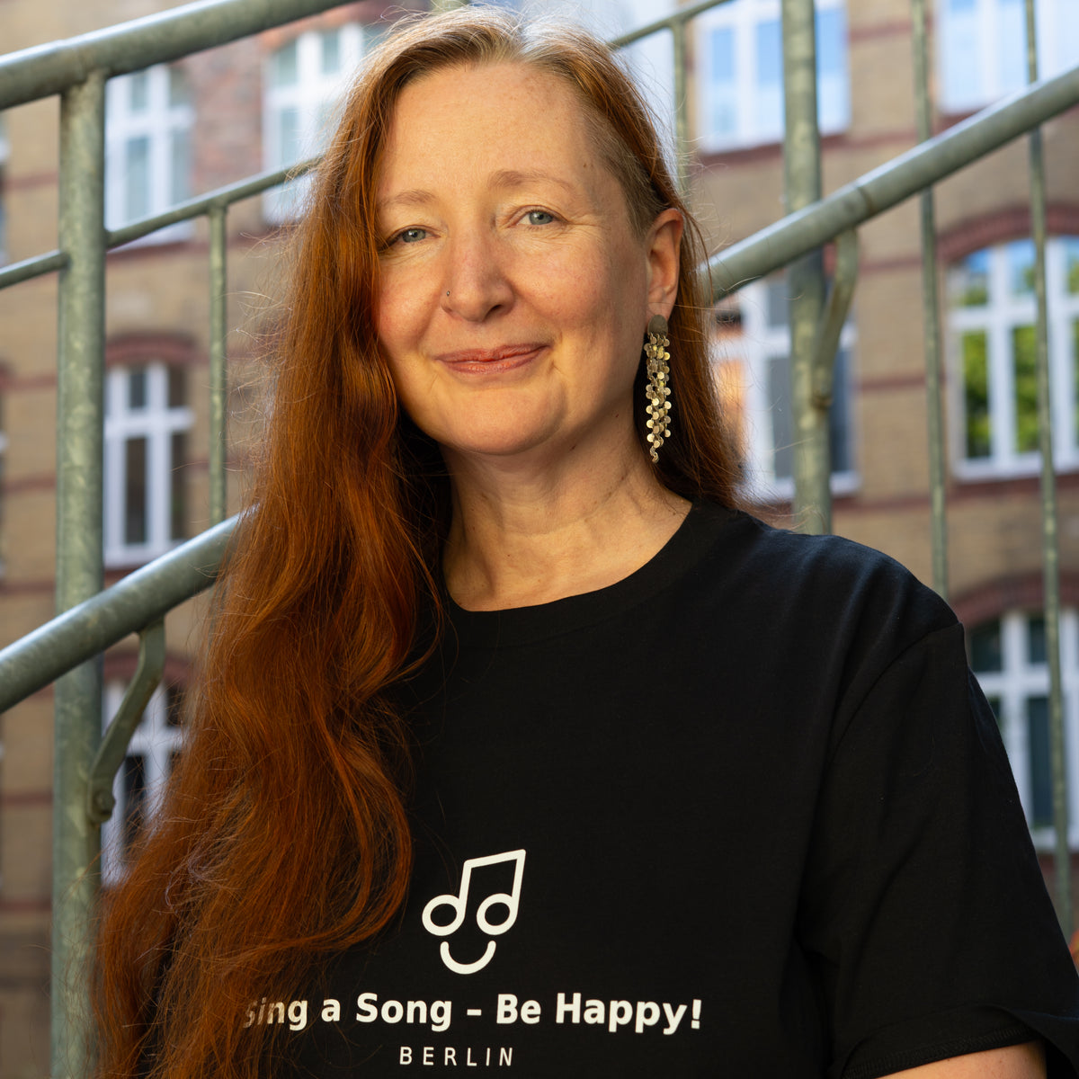 Sing a Song – Be Happy! T-Shirt Unisex Oversized Schwarz