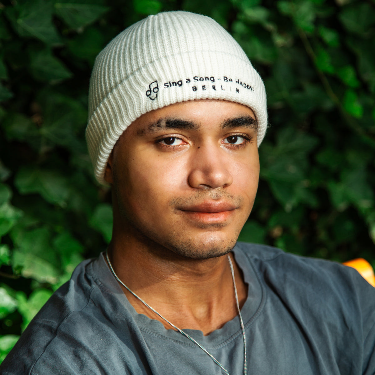 Beanie „Sing a Song – Be Happy!“ Beige – Strickmütze, Geschenk für Sänger, Chor & alle, die gern singen